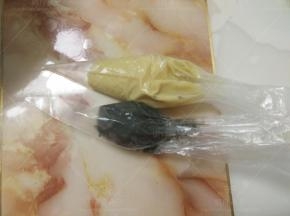 两种面糊分别放入冰箱冷藏至少一小时后拿出回温至流到状态，装入裱花袋。