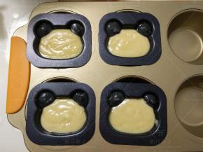 把黑色面糊挤入模具的耳朵部位，其余挤入原色面糊。