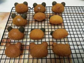 取出放晾网上晾凉。如果想省事，也可以省略下面的步骤，直接用黑巧克力画出眼睛之类的，也很萌的。