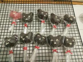 等装饰的巧克力全部晾干后，包装好就非常漂亮了。