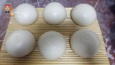 锅内倒入冷水，蒸屉上放打湿的屉布。将馒头坯放蒸屉上。大火，上气后转中小火蒸25分钟（我做的馒头个头大，时间稍长。要根据馒头大小来掌握。个头小的15~20分钟即可）。关火，3分钟后揭盖即可。