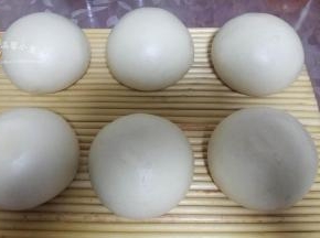 锅内倒入冷水，蒸屉上放打湿的屉布。将馒头坯放蒸屉上。大火，上气后转中小火蒸25分钟（我做的馒头个头大，时间稍长。要根据馒头大小来掌握。个头小的15~20分钟即可）。关火，3分钟后揭盖即可。