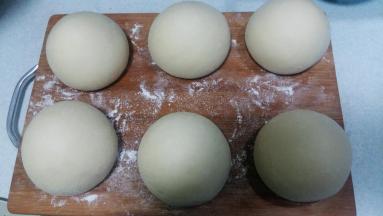 揉好的馒头坯罩上保鲜膜，放温暖处发酵至两倍大。用手轻按表面，如快速回复原状，就可上锅蒸啦。