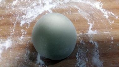 将面团搓成长条，分成六等份。逐个揉圆成光滑的馒头坯。