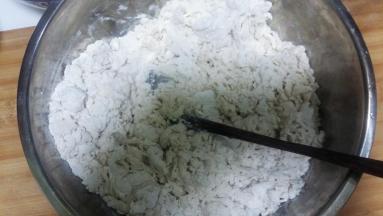 酵母放清水中，搅拌均匀。倒入面粉中，边倒边搅拌成雪花状。