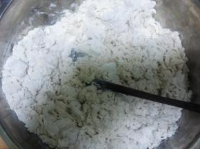 酵母放清水中，搅拌均匀。倒入面粉中，边倒边搅拌成雪花状。
