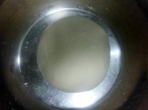 揉成光滑的面团，罩上保鲜膜，发酵至两倍大。用手在面团上戳个洞，洞口不回缩表示已发酵好。