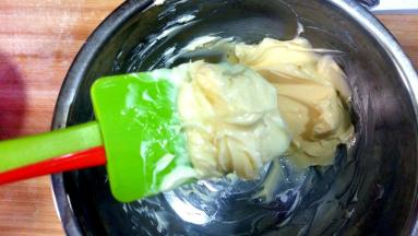 黄油室温软化，用刮刀拌至顺滑；糖粉分三次加入拌匀；记住黄油千万别打发。