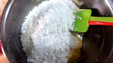 筛入低粉，用刮刀翻拌均匀（不要画圈拌，要从下往上拌）；