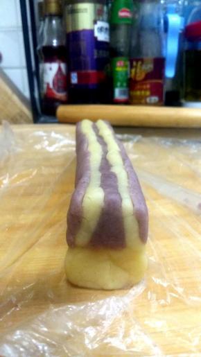 再切两条6MM宽的抹茶长条，粘在兔子耳朵外侧，压实弄平；
注：天气热，如果觉得面团变软不好操作，可再冷冻一分钟取出。