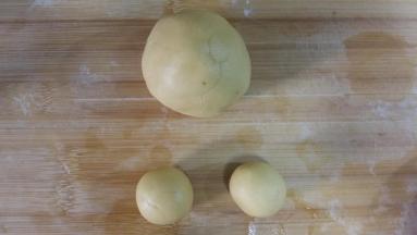 174克的原味面团分成三份，两份21克（这是兔子的耳朵），一份132克（这是兔子的脸）。