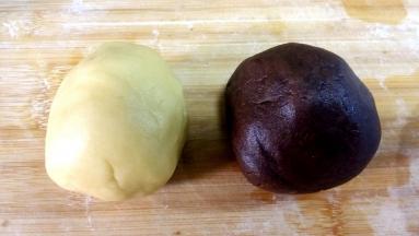 混合好的面团分成两份，一份174克原味面团，剩余面团加入抹茶粉（或可可粉等，看你想用什么颜色的粉吧）。