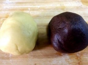 混合好的面团分成两份，一份174克原味面团，剩余面团加入抹茶粉（或可可粉等，看你想用什么颜色的粉吧）。