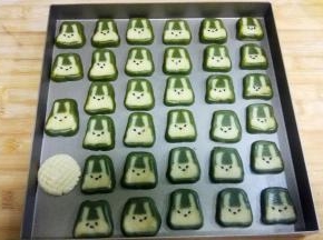 烤箱170度预热，中层，烤20分钟左右。中途七八分钟时盖上锡纸。烤箱的时间温度根据自家烤箱来定，不要生搬我的温度和时间哦。实在拿不定，可以低温130或140度烤制。
刚烤好的饼干很脆弱，千万不要拿。等凉了以后再取，切记！