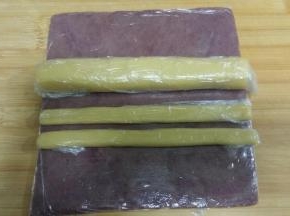 两份21克面团分别滚圆成20*20CM长条，然后按扁。
132克面团搓成20*20CM的椭圆形。
抹茶面团套上保鲜袋擀成20*20CM的正方形面片。
把上述做完的面团放冰箱冷冻5分钟，摸着面团变硬即可，不要冷冻时间太长，以免操作时断裂。