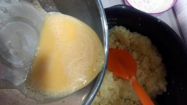 馅料：等椰蓉冷却至不烫手时，倒入蛋液拌匀；再加入麦芽糖拌匀；