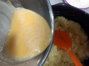 馅料：等椰蓉冷却至不烫手时，倒入蛋液拌匀；再加入麦芽糖拌匀；