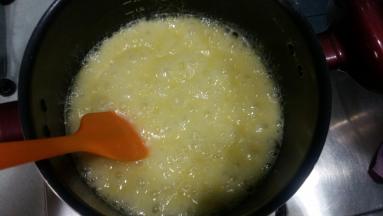 馅料：黄油+淡奶油+白糖+清水放锅里，小火加热至沸腾状态，关火，倒入椰蓉拌匀；