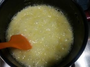 馅料：黄油+淡奶油+白糖+清水放锅里，小火加热至沸腾状态，关火，倒入椰蓉拌匀；