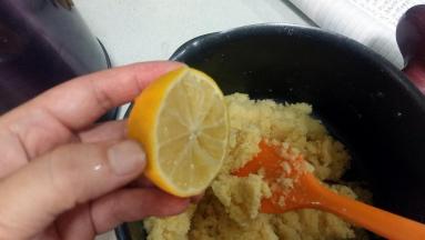 馅料：挤入半个柠檬汁拌匀；