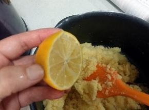 馅料：挤入半个柠檬汁拌匀；