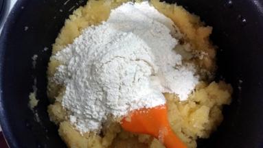 馅料：加入事先炒熟的糯米粉拌匀；