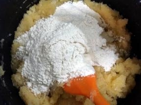 馅料：加入事先炒熟的糯米粉拌匀；