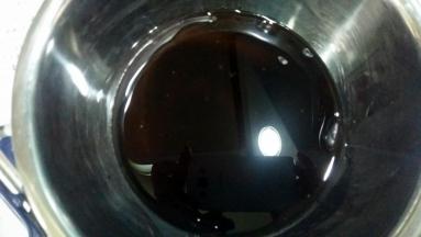 饼皮：巧克酱+花生油用手动打蛋器搅拌均匀；