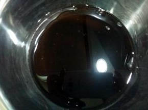 饼皮：巧克酱+花生油用手动打蛋器搅拌均匀；