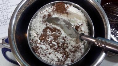 饼皮：面粉+可可粉过筛到巧克力酱溶液中，翻拌成面团。套上保鲜膜放冰箱冷藏一小时；