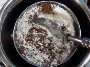 饼皮：面粉+可可粉过筛到巧克力酱溶液中，翻拌成面团。套上保鲜膜放冰箱冷藏一小时；