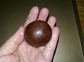 包制：左手大拇指轻压馅料顶部，右手的大拇指和食指从面皮底部以转圈方工慢慢向上推；合拢收口捏紧，再沾少许手粉，搓圆，月饼生坯就做成啦； .