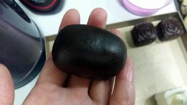 包制：我用的是50克方形月饼模具，需要将面团搓成椭圆形，这样才能放进模具里；如果你用圆形月饼模，这步可以省略；