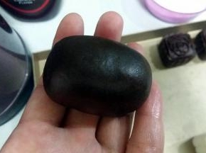 包制：我用的是50克方形月饼模具，需要将面团搓成椭圆形，这样才能放进模具里；如果你用圆形月饼模，这步可以省略；