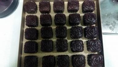 包制：提起月饼模子，将压好的月饼放在烤盘上，用喷壶在表面喷水。

烤箱180度预热，中层，烤25分钟。放凉后装袋密封保存。刚烤完的月饼表上较硬，放两三天回油后再吃味道更佳。