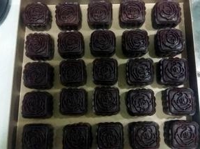 包制：提起月饼模子，将压好的月饼放在烤盘上，用喷壶在表面喷水。

烤箱180度预热，中层，烤25分钟。放凉后装袋密封保存。刚烤完的月饼表上较硬，放两三天回油后再吃味道更佳。