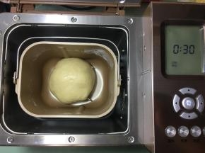 将面团整理好，放入面包机中，用面包机自带的发酵功能进行基础发酵，时间为30分钟。