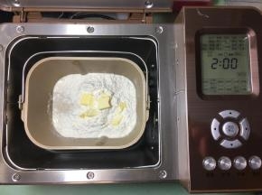 将面包所有材料及香蕉泥全部放入东菱1352AE-3C面包机中，选择标准面包模式进行揉面。