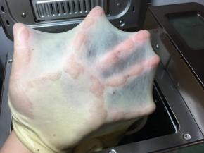 揉面结束后检查面团状态，可以扯出很薄的手套膜。