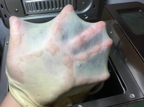 揉面结束后检查面团状态，可以扯出很薄的手套膜。