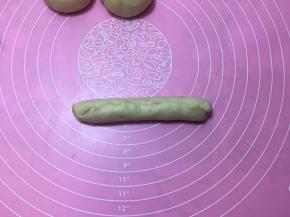 由上向下卷起，收口处收紧。