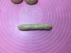 由上向下卷起，收口处收紧。