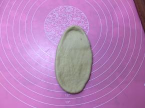 醒发结束后，取一个面团擀成椭圆形.