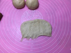 然后翻面横放，将底部按薄。