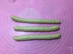 三个同样方法整形好后搓成长度为20cm左右的长条。