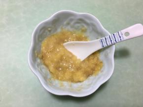 将香蕉用勺子压成泥备用。