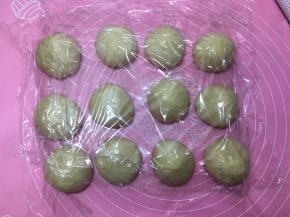 将发酵好的面团取出进行排气，然后平均分割成16份，滚圆后盖保鲜膜醒发10分钟。