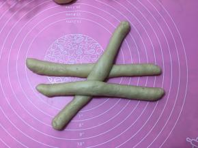 然后按图上摆法将三个长条压好，准备开始编辫子。