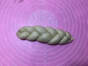 再编另一侧的辫子，两头收紧口，这样辫子就编好了。