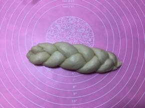 再编另一侧的辫子，两头收紧口，这样辫子就编好了。